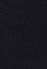 Tissu bleu marine foncé avec une texture lisse. Le matériau semble tissé serré avec un léger éclat, adapté à diverses applications textiles.