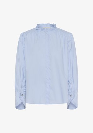 Svetlo modra bluza z dolgimi rokavi, z visokim nagubanim ovratnikom in nagubani manšeti, pritrjenimi z majhnimi gumbi.