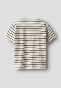Beige kortærmet t-shirt med marineblå vandrette striber, rund halsudskæring og en afslappet pasform. Lavet af blødt bomuldsmateriale.