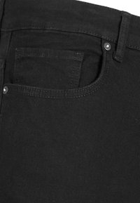Jean en denim noir avec une poche avant, détails de couture classique et accents de rivets en métal. Le tissu a une finition lisse et légèrement texturée.