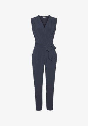 Laivansiniset haalari, jossa on kietaisuhaka, hihaton muotoilu, vyötäröllä solmittava vyö ja kapenevat lahkeet. Pehmeä kangas, jossa on sileä rakenne ja minimaalinen yksityiskohtaisuus.