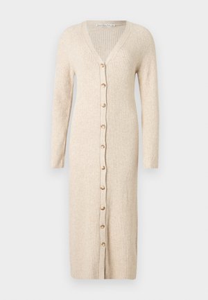 Beiges, geripptes Midikleid aus Strick mit langen Ärmeln, V-Ausschnitt und Knopfleiste vorne von Abercrombie & Fitch.