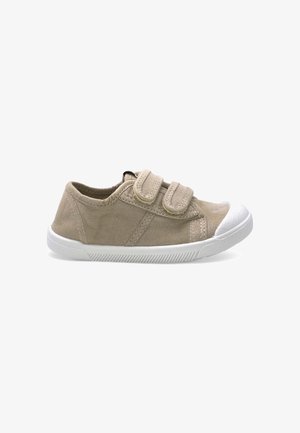Chaussure enfant en toile beige avec embout en caoutchouc blanc, semelle blanche et deux brides Velcro réglables sur fond blanc.