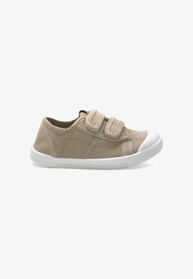 Chaussure enfant en toile beige avec embout en caoutchouc blanc, semelle blanche et deux brides Velcro réglables sur fond blanc.