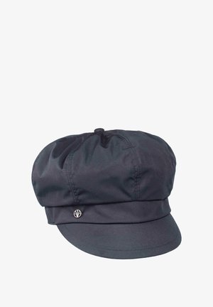 Must mustris korg, millel ümar kroon, lame visiit ja hõbedane logoaktsent ääres. Sile tekstuur ja lihtne, minimalistlik disain.