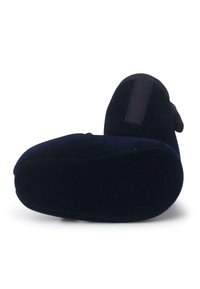 Zapatilla de terciopelo azul marino oscuro con punta redonda, superficie texturizada y detalle de tira elástica en el talón. Suela blanda para mayor comodidad.