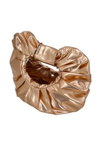 Arany metál kézitáska összegyűrt, ráncolt dizájnnal. Sima textúra és lekerekített forma kör alakú nyílással és puha szövet fogantyúval.