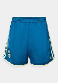 Shorts de sport bleus avec taille élastique, bordures jaunes et bandes latérales. Présente un logo sur la jambe gauche et un tissu lisse et brillant.