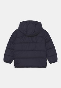 Tmavě modrá prošívaná bunda s kapucí, s prošívaným vzorem, elastickými manžetami a mírným leskem. Měkký, zateplený materiál.