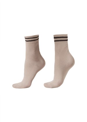 Paire de chaussettes beiges hauteur cheville avec motif en maille texturée et deux rayures horizontales foncées près du bord-côte, présentées côte à côte.