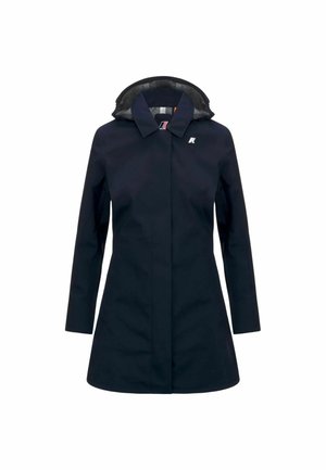 Cappotto impermeabile blu con colletto e cappuccio nascosto. Presenta maniche lunghe e un piccolo logo sul petto. Tessuto liscio e texturizzato.