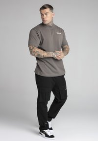 SIKSILK SCRIPT  - Nyomott mintás póló - brown