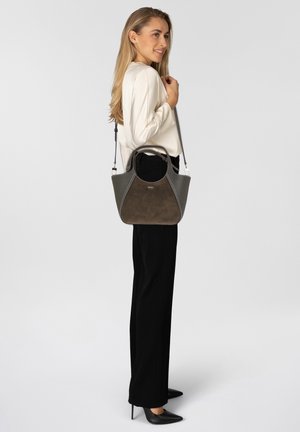 Graue Handtasche mit glatter Textur, ausgestattet mit runden Obergriffen und einem strukturierten Design. Akzente sind ein kontrastierendes, dunkelbraunes Feld.