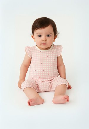 Lyserød gingham jumpsuit med korte ærmer og flæseaccenter, der har små røde prikmønstre, blødt stof og en komfortabel pasform til spædbørn.