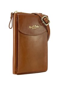 Bruine leren schoudertas met een voorvak en gouden logo. Heeft een ritsluiting, verstelbare schouderband en een soepele textuur.