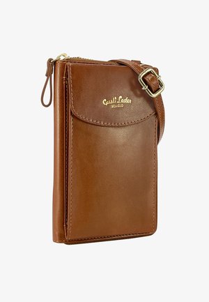 Braune Leder-Crossbody-Tasche mit einer Fronttasche und goldenem Logo. Verfügt über einen Reißverschluss, einen verstellbaren Gurt und eine glatte Textur.