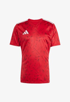 Punainen lyhythihainen urheilupaita, jossa tummanpunainen geometrinen kuvio, valkoinen Adidas-logo rinnassa ja valkoiset raidat hartioilla.
