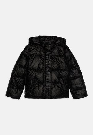 Doudoune noire brillante avec capuche, manches longues et fermeture éclair sur l'avant avec un texte de logo vertical discret au centre.