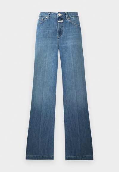 Μπλε τζιν παντελόνι με ψηλή μέση, κούμπωμα με κουμπιά, τσέπες μπροστά και πίσω, και ελαφρώς φαρδιά άκρη στο κάτω μέρος.