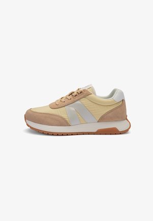 Sneakers met een bovenwerk van beige suède en geel nylon, zilveren accenten en een bruine rubberen zool. Veters en een gevoerde kraag voor comfort.
