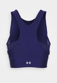 Soutien-gorge de sport violet avec une texture lisse, design dos nageur et panneaux en mesh. Il arbore un logo blanc en bas à gauche à l'avant.