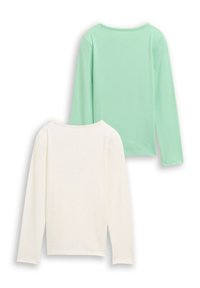 Zwei langärmlige Rundhals-Shirts, eines mintgrün und eines off-white, die flach ausgelegt mit der Rückseite nach oben gezeigt werden.