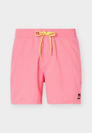 Bañador rosa con cintura elástica y cordón amarillo, con un pequeño parche de logo negro en la parte inferior de la pierna izquierda.