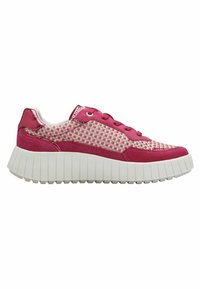 Basket rose avec un dessus en maille texturée à motif checkered, languette rembourrée et semelle en caoutchouc blanc épais avec un design à rainures.
