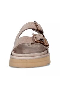 Beige suède sandaal met twee brede banden, een platte rubberen zool en metalen gespen. Het ontwerp is open aan de voorkant en heeft een gestructureerde afwerking.