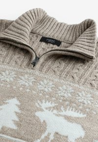 Beige gestrickter Pullover mit hohem geripptem Kragen, halber Reißverschluss, weißen Elch- und Baum-Mustern sowie strukturierter Zopfmuster-Design.