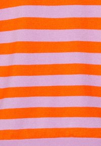 Suéter de punto con franjas horizontales alternadas en naranja brillante y púrpura claro. Textura suave con un cuello acanalado.