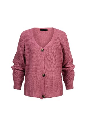 Cardigan en tricot rose avec un décolleté en V, des manches longues et trois boutons marron. La texture est épaisse et la coupe est décontractée.