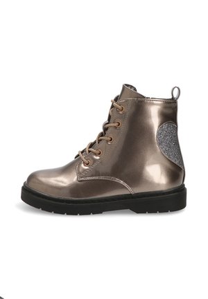 Botines metálicos bronce con cordones marrones, un acento texturizado gris en el tacón y una suela de goma. Superficie suave y diseño estructurado.