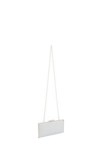 Fehér téglalap alakú clutch táska texturált felülettel, ezüstlánc pánttal és csattal záródással. Minimalista dizájn, tiszta vonalakkal.