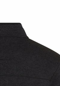 Schwarzer Strickpullover mit gerippter Textur, ausgestattet mit einem umgeschlagenen Kragen und einer Nahtdetail über den Rücken.