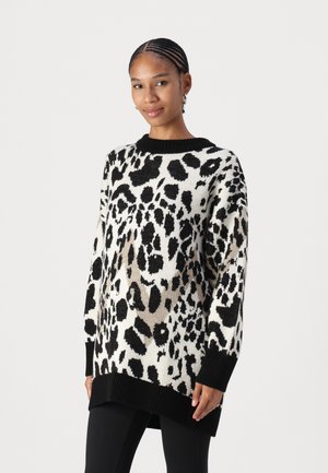 Pull en tricot avec un imprimé léopard noir et crème, doté d'un col et d'un ourlet en ribbed noir, coupe décontractée et manches longues.