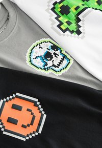 Next SHORT SLEEVE GRAPHIC 3 PACK STANDARD - T-shirt med print - black white grey pixel