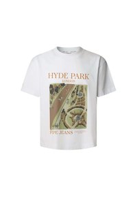 Witte katoenen t-shirt met een gedrukt geïllustreerde afbeelding van Hyde Park, Londen, met oranje tekst die het park en de merknaam "Pipe Jeans" labelt.
