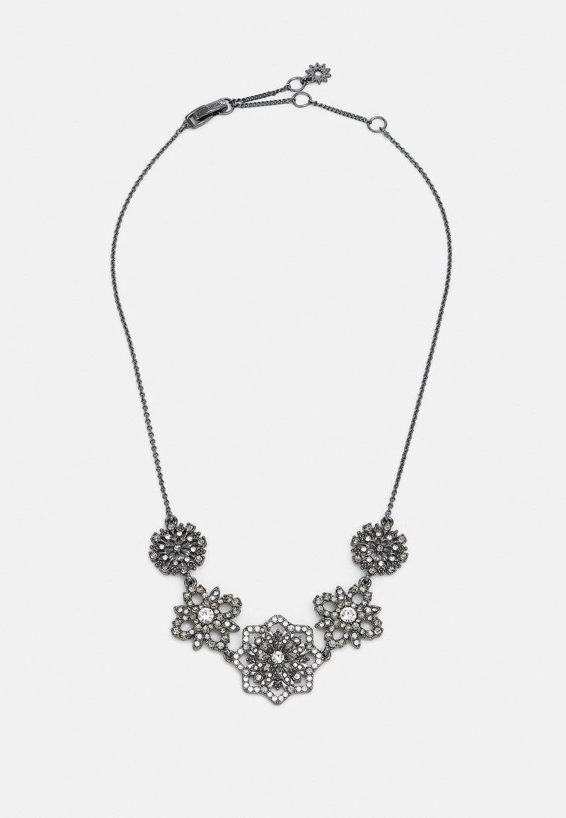 Collier chaîne ton argent avec cinq grappes ornées en forme florale, avec des cristaux clairs incrustés et un fermoir réglable avec un pendentif étoile.