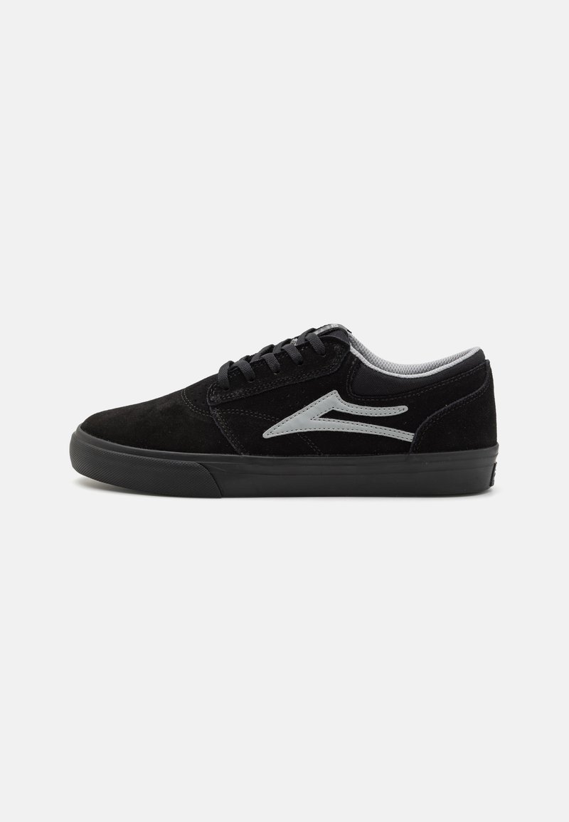 Crne suede skate tenisice s teksturiranim završetkom, sivi naglašeni uzorak, vezanje sprijeda i crna gumena potpetica.