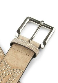Beżowy zamszowy pasek z błyszczącą srebrną klamrą oraz taśmą z małymi, błyszczącymi akcentami wzdłuż krawędzi. Teksturowana powierzchnia z ćwiekami.