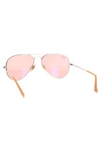 Occhiali da sole aviator con telaio in metallo argentato, lenti rosa e punte in gomma arancione. Presentano un classico design a doppio ponte e naselli regolabili.