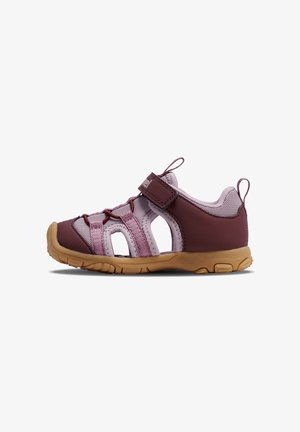 Børnesko med en bordeaux syntetisk overdel med meshpaneler, en velcrolukning og en gummisål. Sidelommer for åndbarhed.
