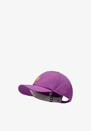 Cappellino viola con visiera curva e logo a zampa giallo. Presenta una parte inferiore grigia e una cinghia regolabile nera sul retro.
