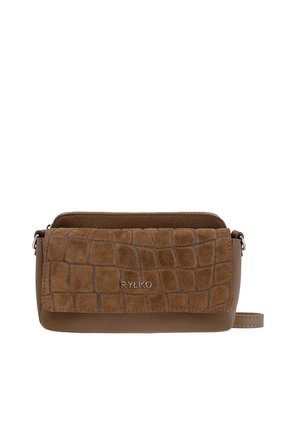 Kleine bruine crossbodytas met gestructureerde klep en zilveren RYŁKO-logo aan de voorkant, leren band zichtbaar op een witte achtergrond.