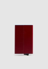 Rood leren portemonnee met een gladde textuur, voorzien van een blauwe binnenkant en een slank ontwerp. Heeft een trekkoord aan de onderkant voor gemakkelijke toegang.