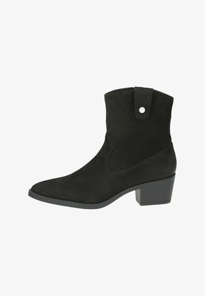 Czarne zamszowe botki za kostkę z ostrym noskiem i niskim obcasem w formie bloku. Posiadają wycięcie po boku oraz akcent w postaci zatrzasku na górze.