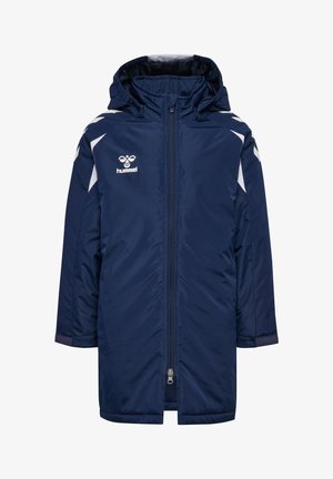 Granatowa zimowa kurtka z kapturem, zamkiem błyskawicznym z przodu, białymi akcentami na ramionach w kształcie litery V oraz logo "hummel" na lewej piersi.