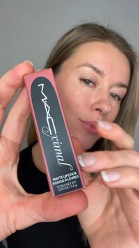 MAC mat læbestift i et rektangulært etui i blød lyserød med sorte detaljer. Teksten inkluderer mærkenavn og produktinformation i hvid.