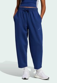 adidas Sportswear - ESSENTIALS CONTEMPORARY FLEECE BARREL LOOSE - Træningsbukser - dark blue Miniaturebillede 1